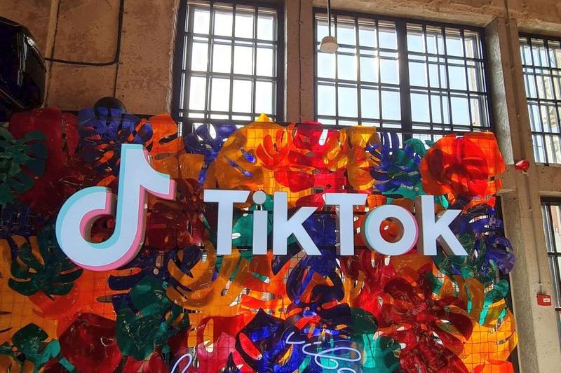 TikTok își pierde melodiile unor artiști renumiți precum Taylor Swift și Bob Dylan din cauza neînțelegerilor cu Universal Music Group