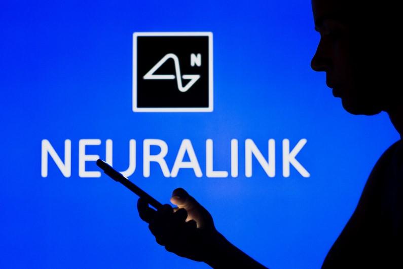 Primul individ cu implant cerebral Neuralink al lui Elon Musk poate controla un cursor de mouse doar cu gândurile sale