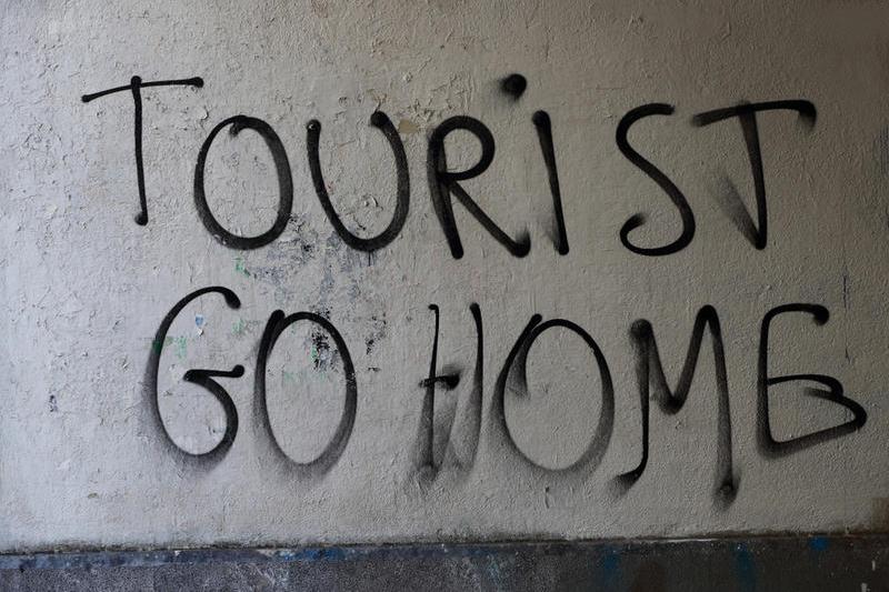 Manifestările turistofobiei: impactul invaziei de Airbnb asupra localnicilor din România