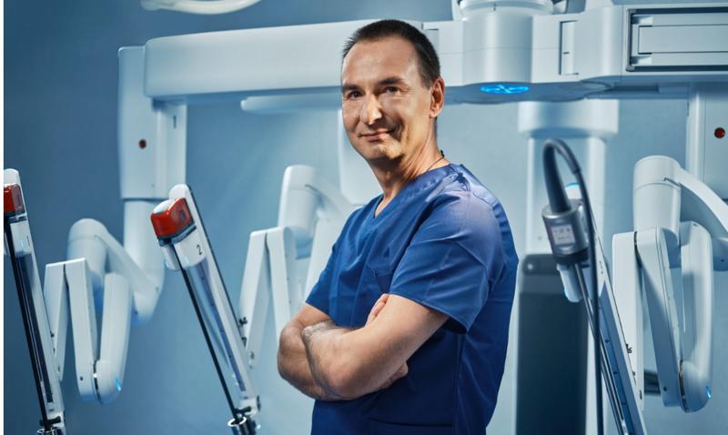 Pacientă de 68 de ani cu hernie gigantă, operată prin tehnologia robotică. Dr. Victor Radu, chirurg la MedLife: „Intervenția robotică optimizează rezultatul operațional“