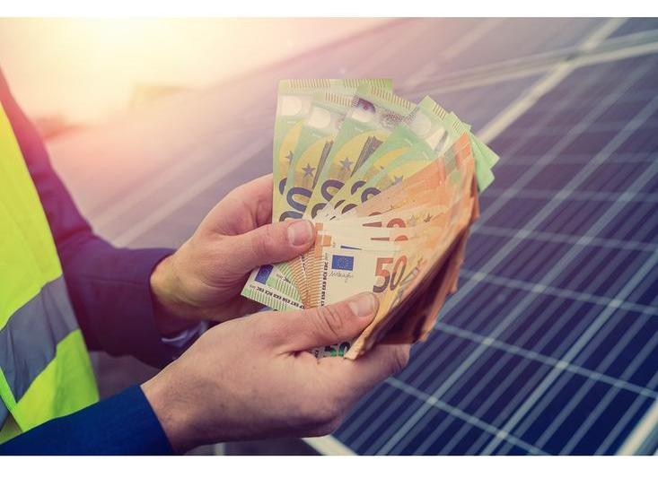 Finanțările Electric-Up 2024: Ghid și grila de punctaj pentru ajutoarele destinate firmelor ce investesc în panouri solare și stații de încărcare pentru vehicule electrice