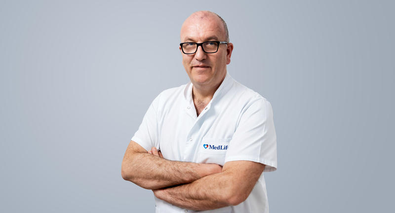 Dr. Sorin Crăciunaș, neurochirurg la MedLife: „Tinerii experimentează tot mai frecvent îmbătrânirea prematură a coloanei vertebrale din cauza stilului de viață”