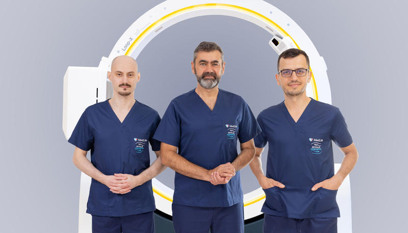 Recuperare impresionantă a coloanei vertebrale. Medicii de la MedLife Humanitas din Cluj, sprijiniți de tehnologia robotică BrainLab, i-au redat Alinei o viață normală, după decenii de suferință