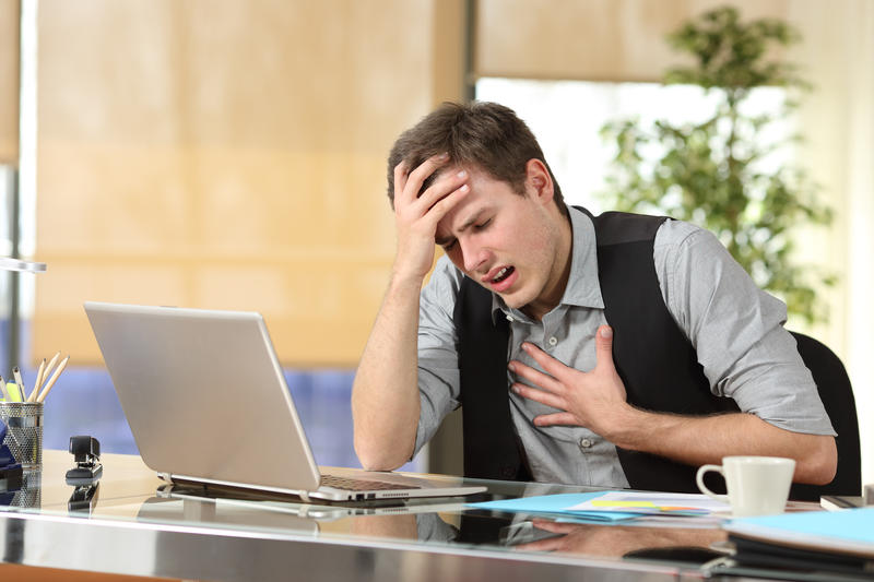 Ce trebuie să știi despre atacurile de anxietate: simptome, declanșatori și diferențe față de atacurile de panică