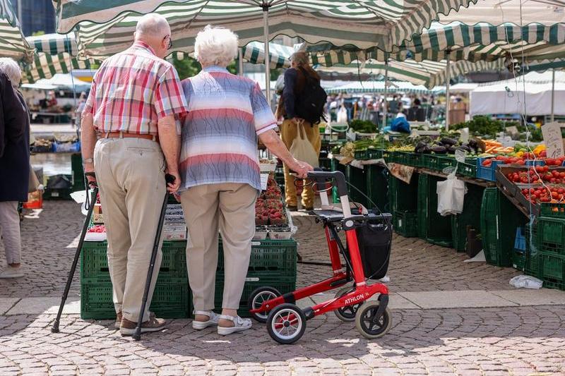 Bodyguardii din farmacii și supermarketuri, Oameni în vârstă, de epocă cu Ion Iliescu