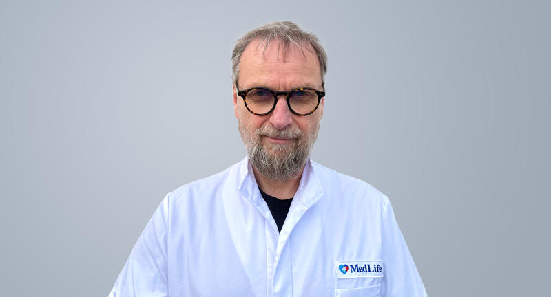 #MediciBuni Dr. Cătălin Iacob, oncolog MedLife: „Este extrem de dificil să afirmi că un pacient oncologic beneficiază de tratament doar de la un singur medic calificat. În spatele acestuia se află o echipă întreagă”
