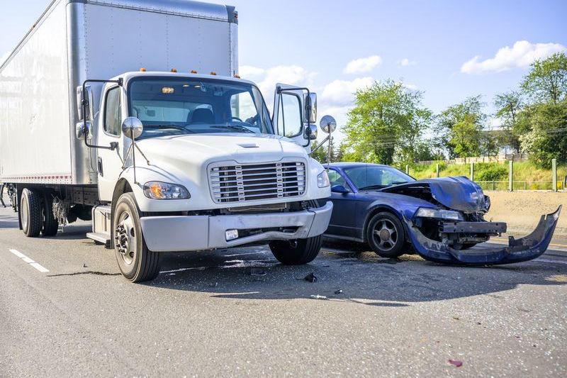 O firmă a compensat cu un milion de euro după un accident rutier în Italia, în care un camion românesc a lovit un șofer care se oprise să-și schimbe roata