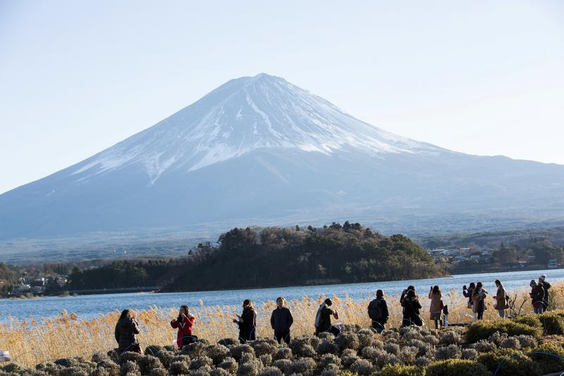 Un oraș din Japonia va construi un gard pentru a restricționa vizibilitatea Muntelui Fuji, în încercarea de a controla turismul