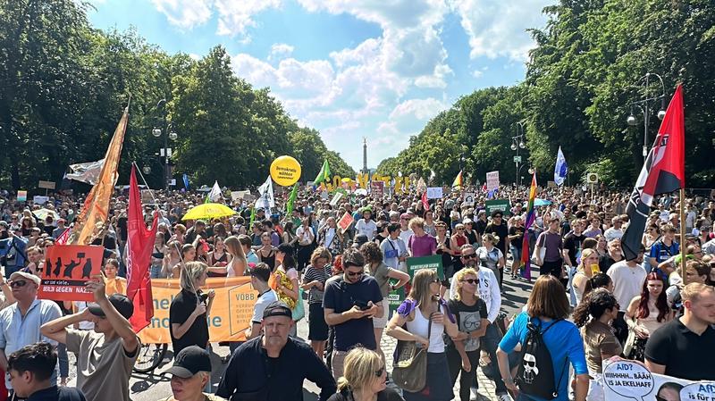 „Nimic nu apără mai bine democrația”. Zeci de mii de oameni au protestat împotriva extremei-drepte în orașele germane, îndemnând la o votare masivă.