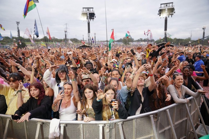 INTERVIU: Artistul român care a cântat în 2024 la festivalul Glastonbury, unul dintre cele mai mari din lume, după o perioadă de 9 luni dedicată scrierii muzicii