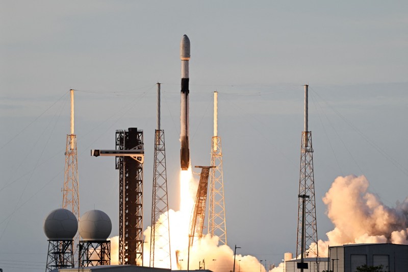 Racheta Falcon 9 a SpaceX a fost oprită temporar. O defecțiune va fi investigată de Autoritatea Federală pentru Aviație