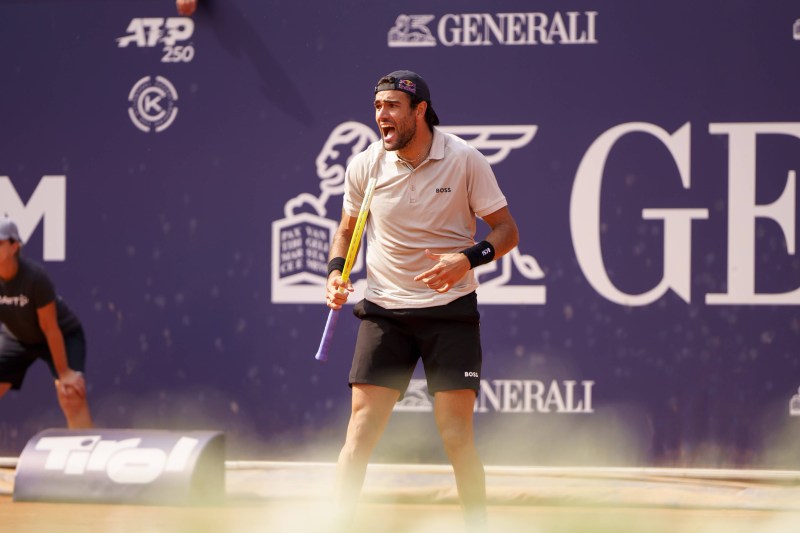 Campionul de la Gstaad avansează în sferturile turneului ATP de la Kitzbuhel, eliminând al doilea favorit