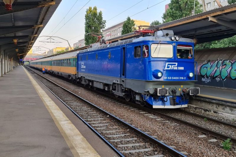 Un tren privat pe ruta Arad – Constanța a avut o întârziere de cinci ore din cauza defectării locomotivei