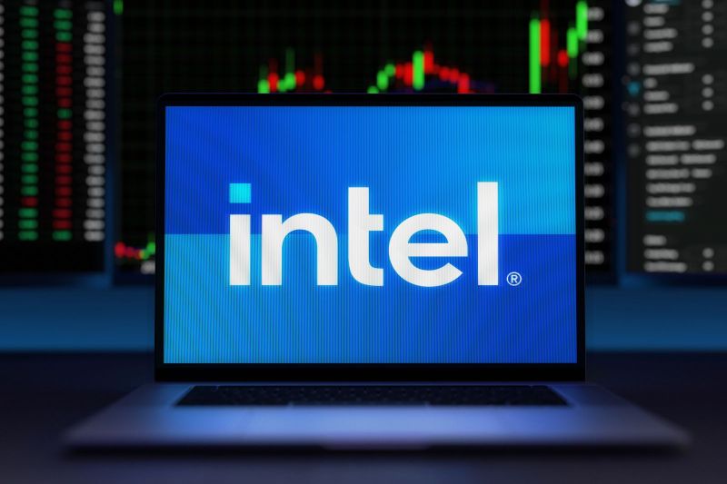 Intel caută soluții radicale pentru a depăși cea mai dificilă perioadă din istoria sa