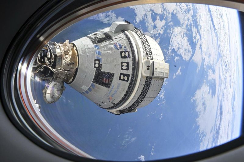 VIDEO Starliner, vehiculul spațial al celor de la Boeing, a aterizat pe Pământ fără echipaj / Astronauții care au participat la o misiune de 8 zile vor rămâne 8 luni pe orbită