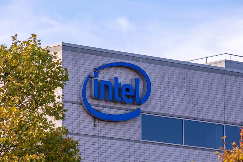 Intel amână construcția fabricilor de cipuri din Europa, în ciuda subvențiilor generoase promise