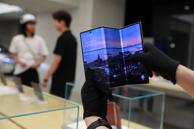 Huawei a provocat furia „superfanilor” care au așteptat pentru a cumpăra noul său smartphone cu un preț mai ridicat decât iPhone 16