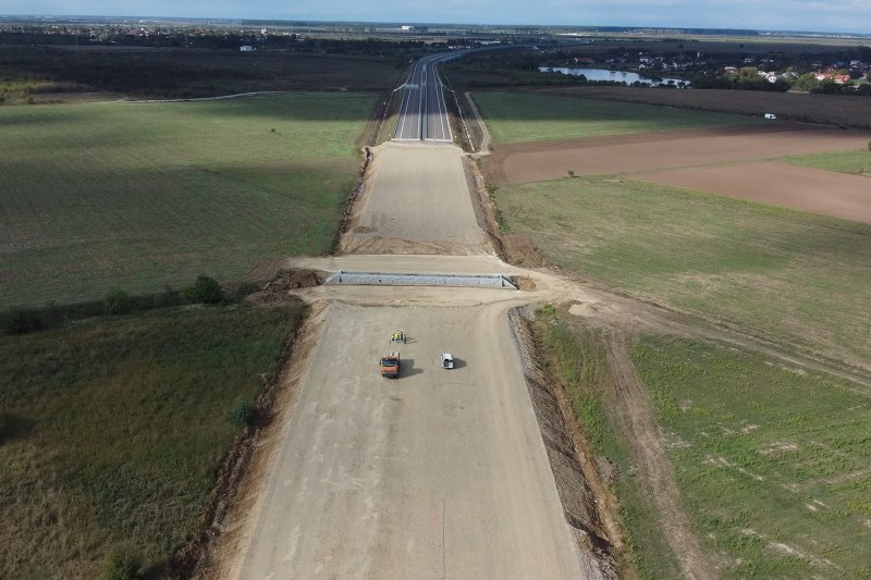 VIDEO: Noua autostradă realizată de constructori chinezi în apropierea Capitalei - Deschiderea unui nod rutier planificată pentru acest an