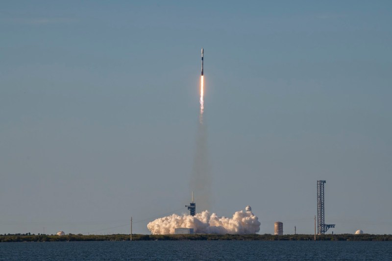 Eutelsat lansează primii sateliţi post-fuziune cu OneWeb, utilizând o rachetă SpaceX