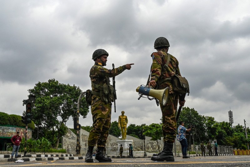 Guvernatorul unei bănci centrale acuză o fraudă masivă, în care sunt implicate serviciile de informații militare. Bancherii, amenințați cu „arma la tâmplă”