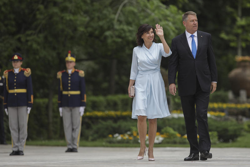 Klaus Iohannis a decorat cu ocazia Zilei Educației colegiile din Sibiu care i-au rezervat postul timp de 24 de ani și unde predă soția sa, Carmen Iohannis