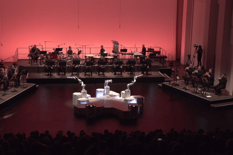 VIDEO: Un robot cu trei brațe dirijează un concert inedit în Germania