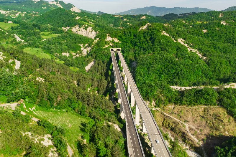 20 de kilometri de tuneluri și viaducte pe autostrada montană A8, cel mai complex lot al Autostrăzii „Unirii” ce va conecta Moldova de Transilvania, a fost scos la licitație