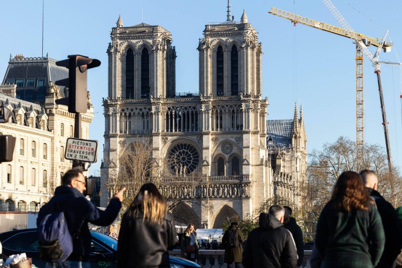 Catedrala Notre-Dame din Paris își redeschide porțile după cinci ani de restaurări post-incendiu.