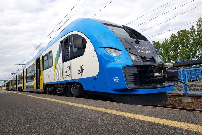 Primul tren fabricat de Pesa din Polonia ar urma să ajungă în România pentru teste în vara anului 2025. Atunci, pasagerii ar putea începe călători cu ele.