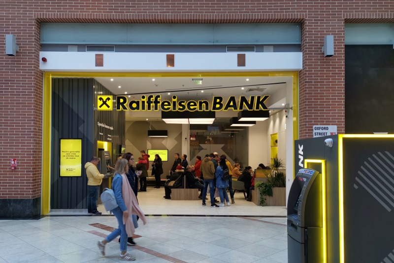 Raiffeisen Bank, amendă pentru nereguli în gestionarea datelor clienților: Clienți afectați de retrageri neautorizate și produse financiare nesolicitate.