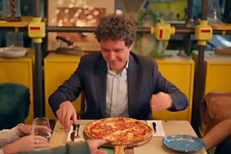 VIDEO: Nicușor Dan folosește o pizza pentru a explica bucureștenilor importanța referendumului