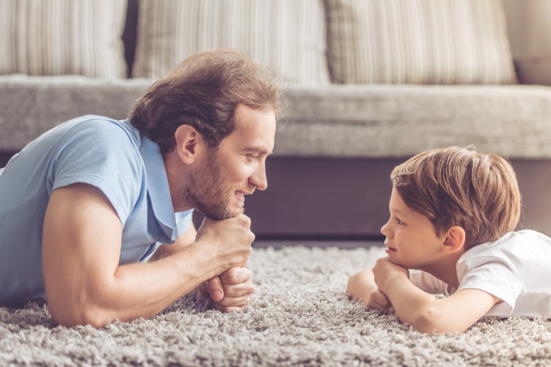 Ce este parentingul minimalist și cui i se potrivește? Psiholog: „Această abordare este ideală pentru tații care doresc să fie mai implicați în viața copiilor lor”