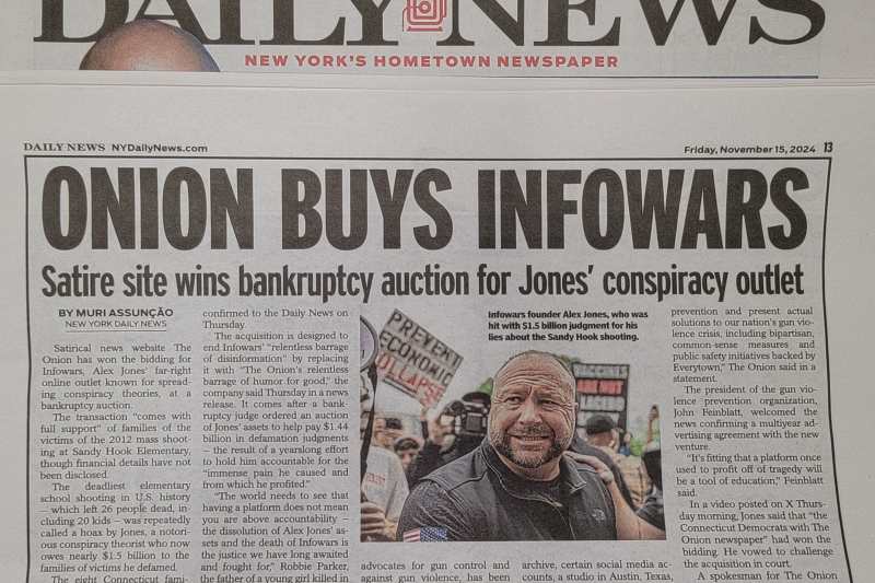 Decizia instanței americane în cazul Infowars și The Onion: Alex Jones își păstrează platforma