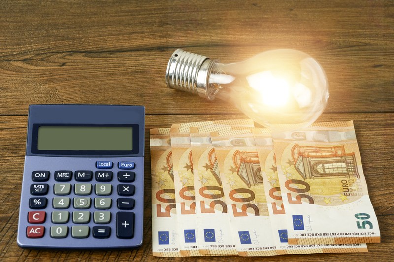 Experții din energie avertizează Guvernul că scumpirile la electricitate sunt inevitabile, iar proiectele strategice vor deveni neprofitabile din cauza „taxei pe stâlp”