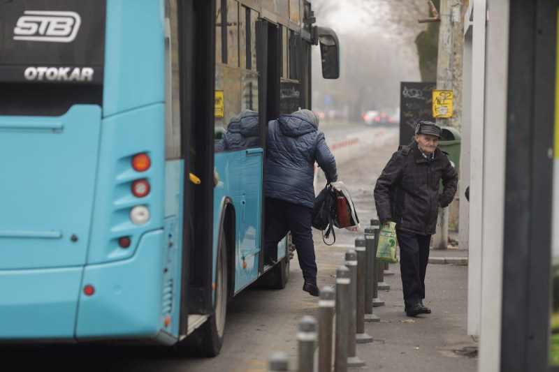 INTERVIU: „O femeie urcă în autobuz dând explicații furtunoase la telefon…” – O jurnalistă a adunat întâmplările văzute în 10 ani de călătorii cu transportul public din București