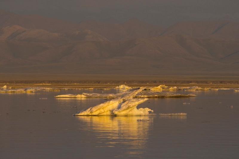 Metoda prin care un grup de cercetători și antreprenori încearcă să oprească topirea ghețarilor din Arctica, în timp ce experții avertizează asupra potențialelor riscuri