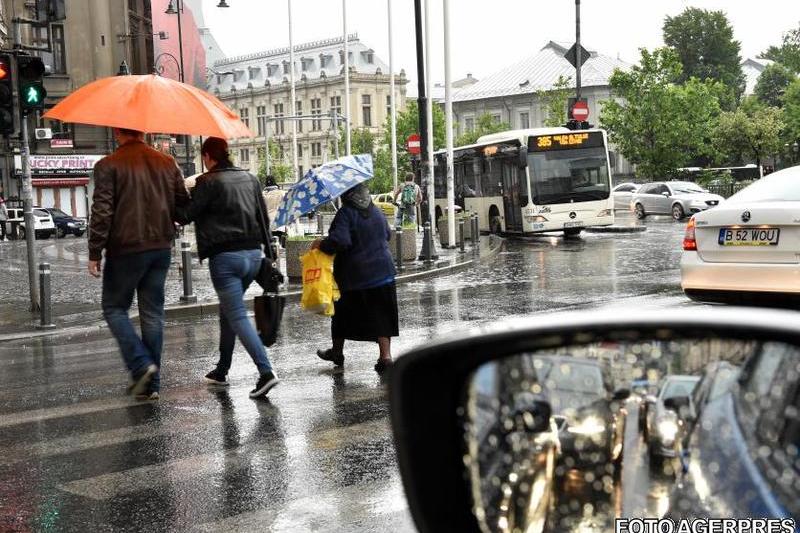 Peste 70 de autoturisme avariate în Bucureşti şi Ilfov din cauza vântului puternic