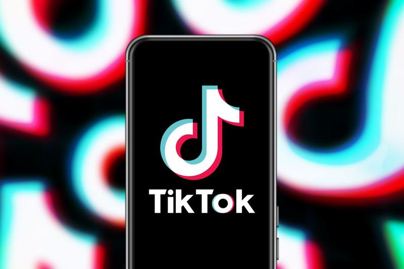 Românii și vulnerabilitatea la manipularea pe TikTok: Călin Georgescu și condițiile unei „furtuni perfecte” în România.