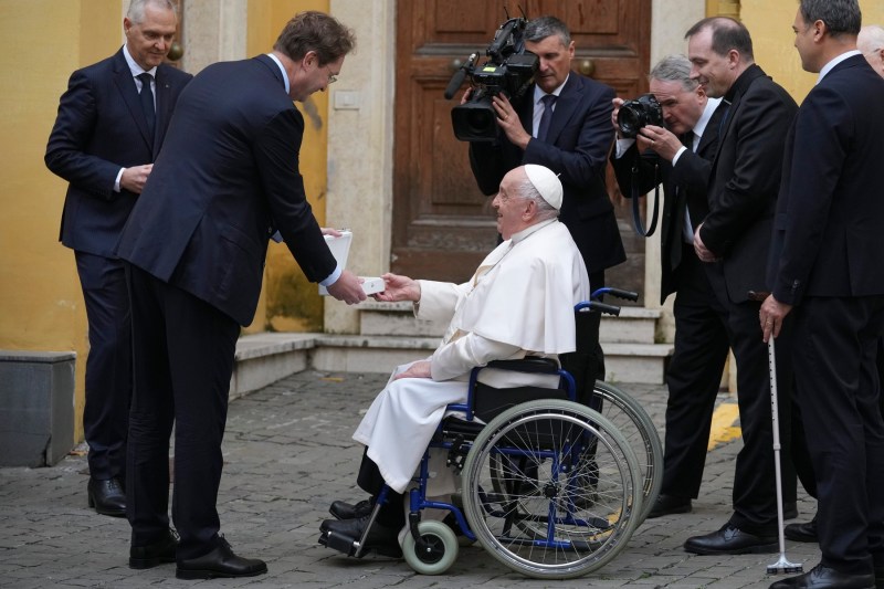 VIDEO: Vaticanul a dezvăluit noul papamobil electric de la Mercedes. „Fiecare detaliu este perfect”