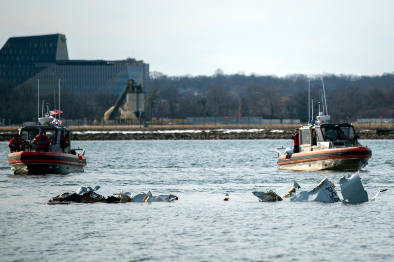 Accident aviatic în Washington: Cutiile negre ale aeronavei American Airlines au fost recuperate