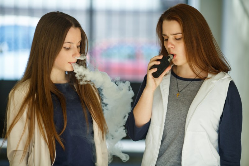 De ce vapatul prezintă mai multe riscuri decât țigările tradiționale. Pneumolog: „Studiile demonstrează că tinerii care sunt atrași de țigările electronice vor fi atrași și de droguri”