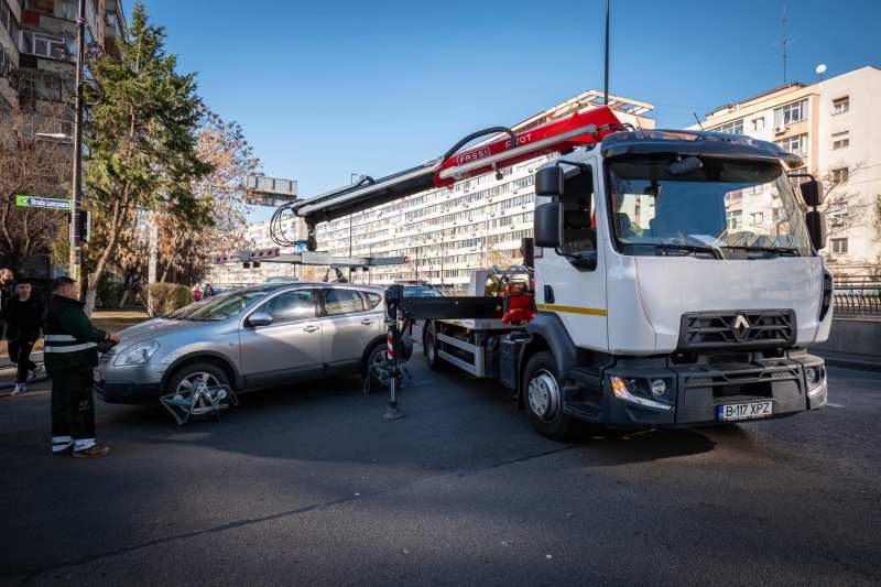 FOTO Acțiunea de ridicare a vehiculelor parcate ilegal a început în București. Ce trebuie să știți despre recuperarea acestora