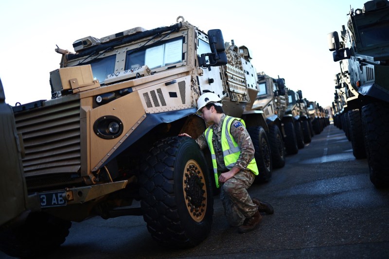 FOTO Armata britanică a îmbarcat sute de vehicule militare pe feriboturi uriașe, spre România. Exercițiu major NATO în Europa de Est