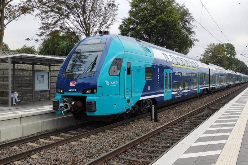 Un bărbat a reușit să supraviețuiască agățându-se de un tren cu o viteză de peste 280 km/h