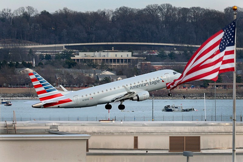 Un raport intern relevă probleme de personal în turnul de control al Aeroportului din Washington, în ziua accidentului aviatic