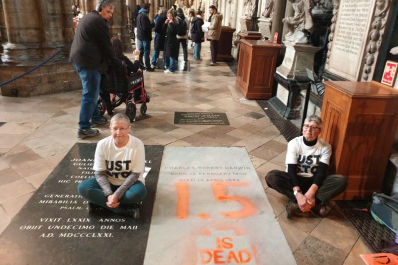 VIDEO: Activiști de mediu vandalizează mormântul lui Charles Darwin din Westminster Abbey