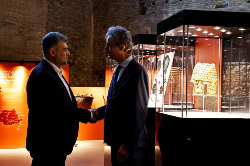 Vizita lui Marcel Ciolacu la expoziția „Dacia. L’ultima frontiera della romanità”: o reacție controversată la jaful tezaurului