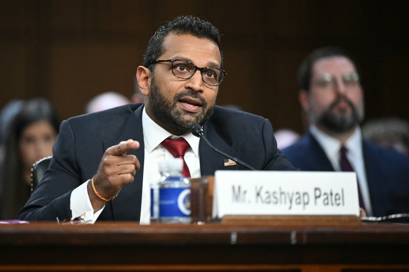 FBI are un nou lider: Kash Patel, controversatul aliat al lui Trump, acuzat de promovarea teoriilor despre „statul paralel”