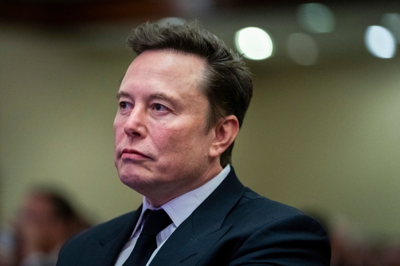 Fost președinte al Curții Constituționale: Judecătorii nu sunt intimidați de declarațiile lui Elon Musk