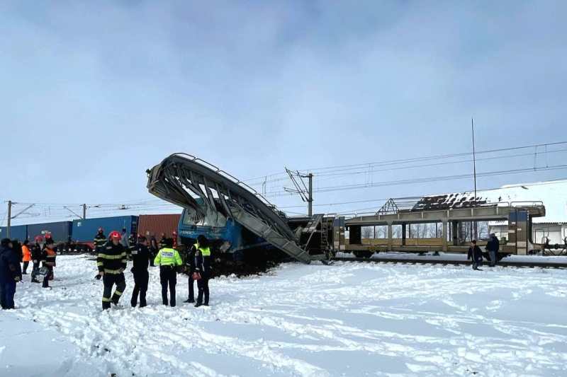 FOTO Accident feroviar în Olt: Coliziune între două trenuri de marfă. Un mecanic de locomotivă și-a pierdut viața